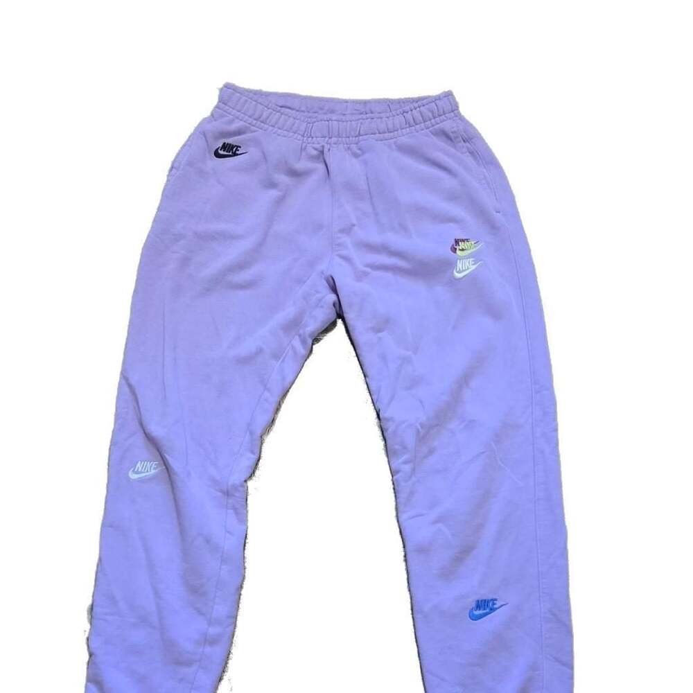 Nike Women's Sportswear Essential Multi-Logo Fleece Jogger Pants Lavender Medium
